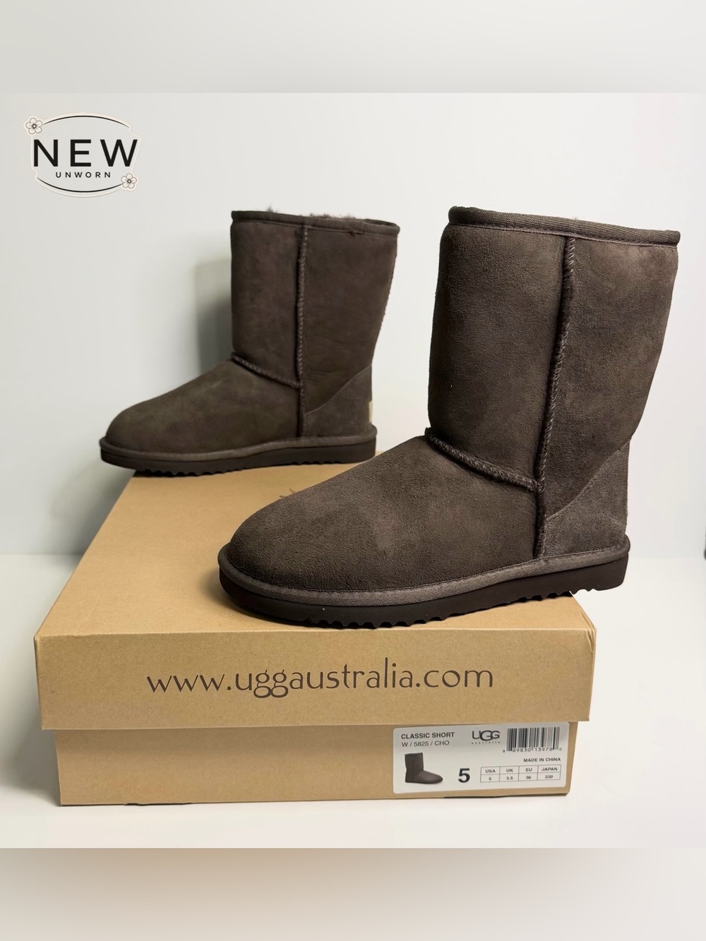 NEW UGG CLASSIC SHORT BOOT CHOCOLATE Size 5M in original Box